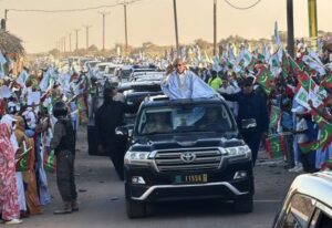 الرئيس غزواني يصل أمبود ضمن جولته التفقدية لولاية كوركول ويواصل لقاءاته مع السكان والأطر