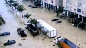 تقلبات جوية عنيفة تضرب المغرب العربي وتحذيرات رسمية في ليبيا وتونس