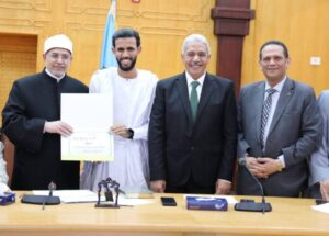 تكريم باحث موريتاني كأصغر حاصل على الدكتوراه بجامعة الأزهر